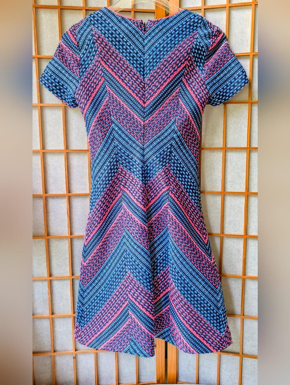 Fun Neon Pink & Blue Chevron Dress - V Neck T Sleeve Zip - Ladies 0 XS Shoshanna
